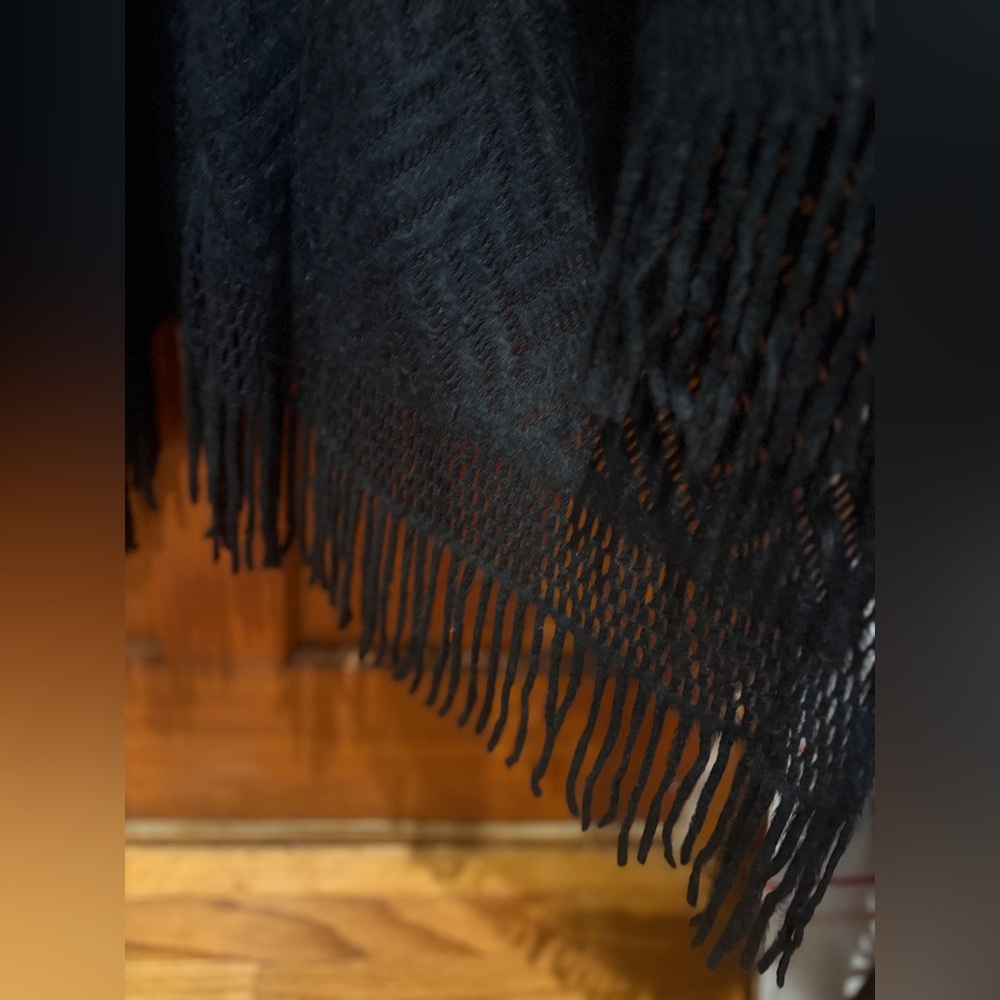 Nine West One Size Raschel Fringe Hem Knit Ruana - Picture 8 of 17